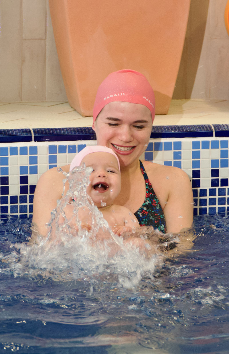 Mama și bebeluș fericiți în bazinul BabySwim